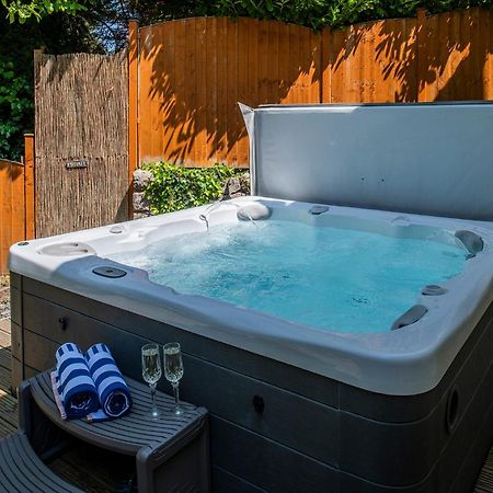 The Coachhouse - Cottage With Private Hot Tub Colwyn Bay Exteriör bild