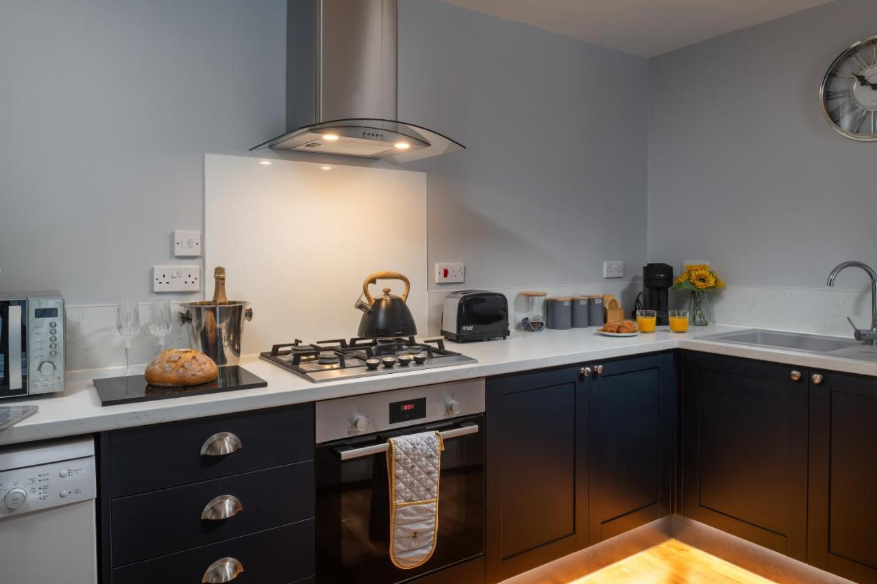 The Coachhouse - Cottage With Private Hot Tub Colwyn Bay Exteriör bild