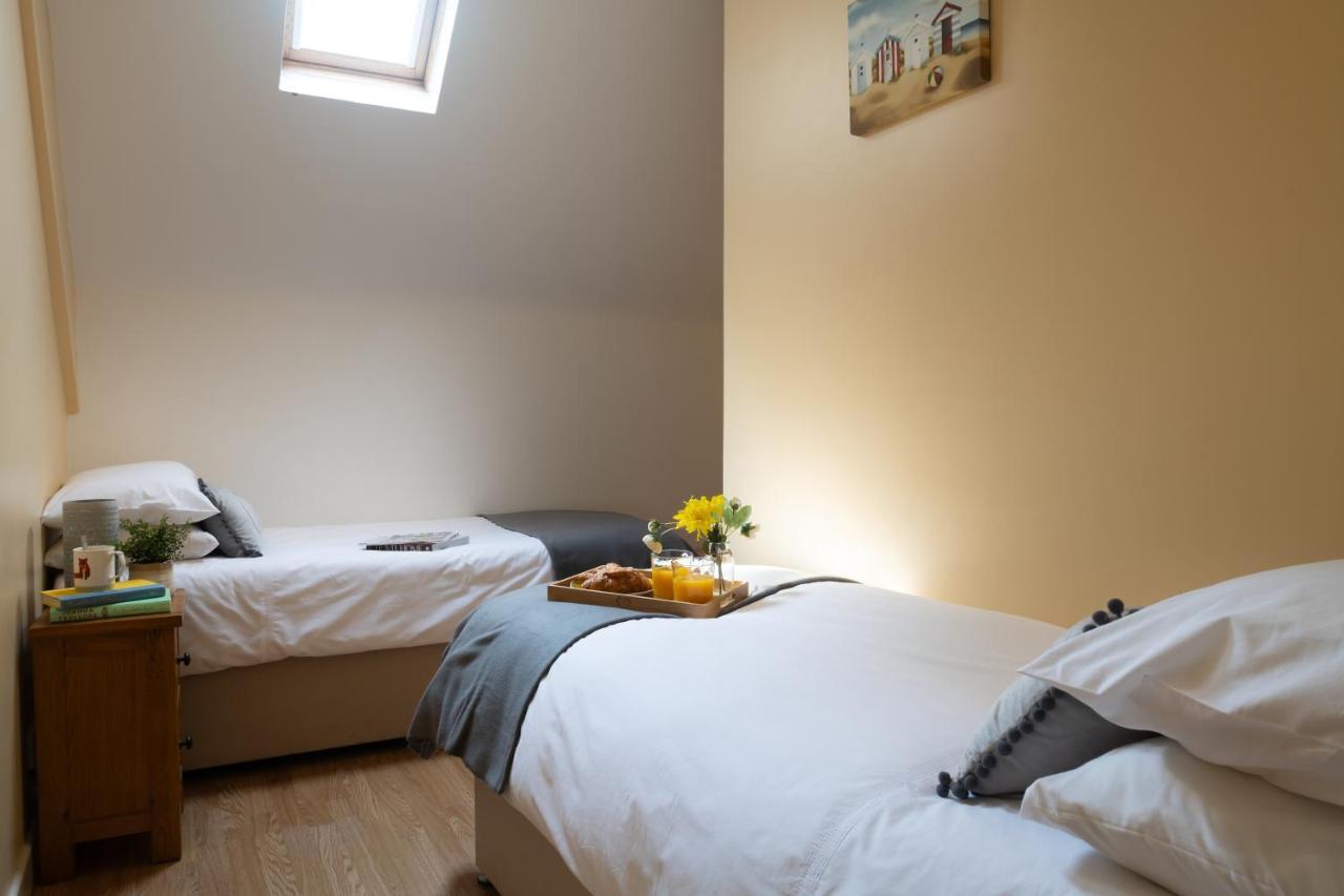 The Coachhouse - Cottage With Private Hot Tub Colwyn Bay Exteriör bild