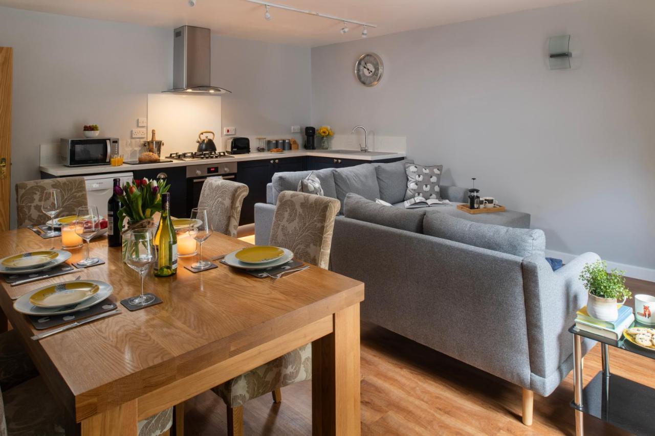 The Coachhouse - Cottage With Private Hot Tub Colwyn Bay Exteriör bild