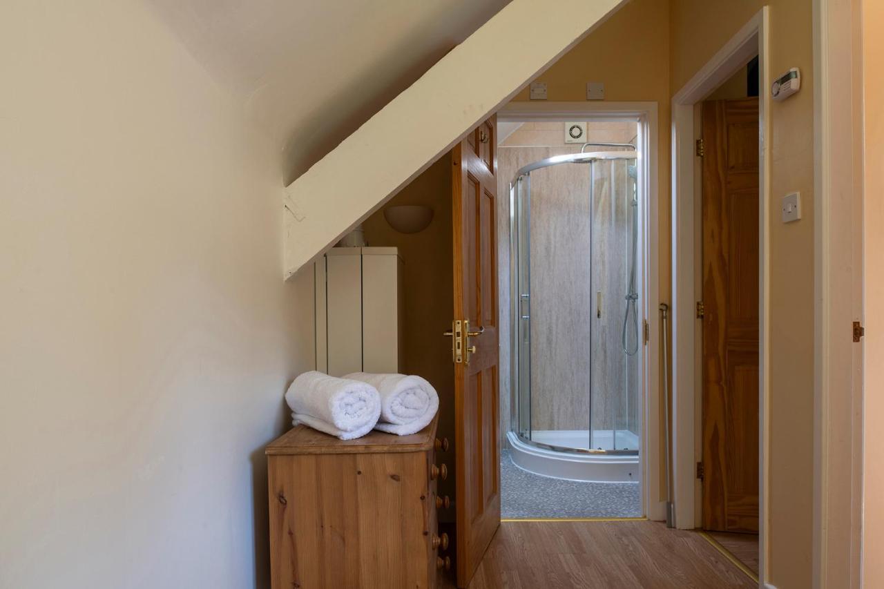 The Coachhouse - Cottage With Private Hot Tub Colwyn Bay Exteriör bild