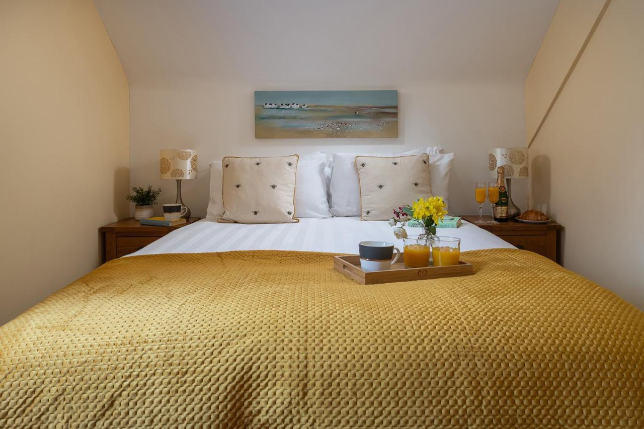 The Coachhouse - Cottage With Private Hot Tub Colwyn Bay Exteriör bild