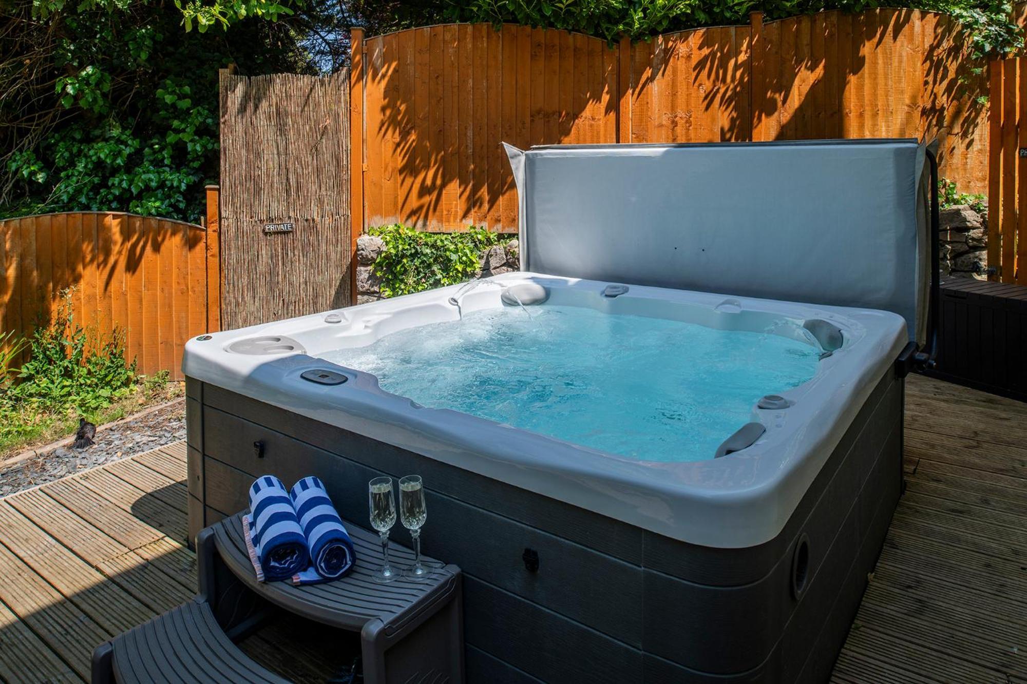 The Coachhouse - Cottage With Private Hot Tub Colwyn Bay Exteriör bild